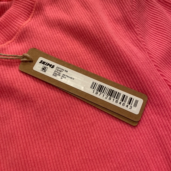 NWT SKIMS RARE SUGAR PINK COTTON RIB T SHIRT💕 - Picture 2 of 2